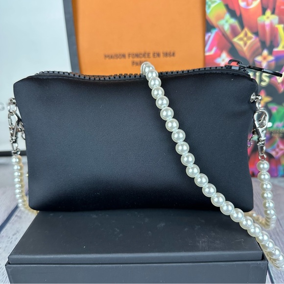 CHANEL black neoprene crossbody pouch with Pearl chain and bag charm - Picture 4 of 11